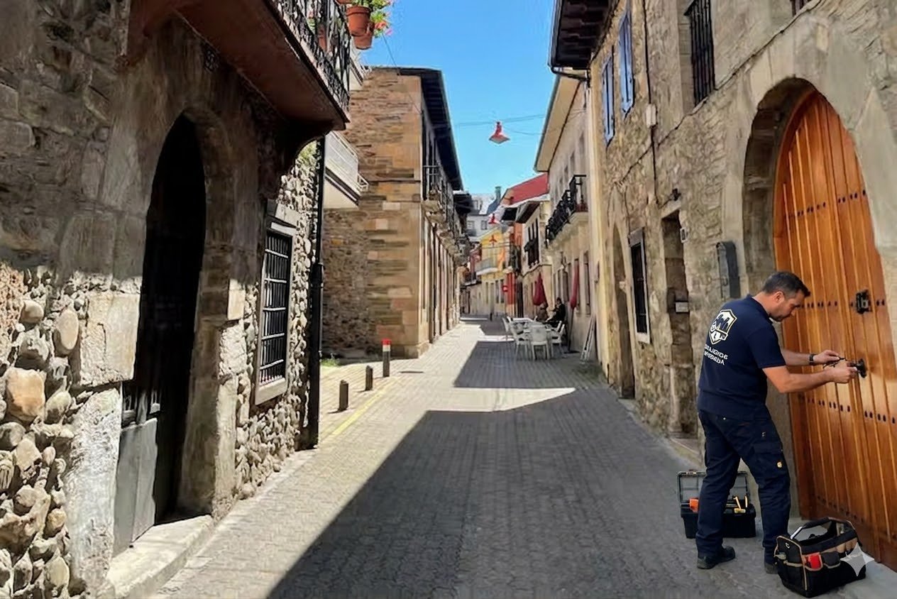 cerrajero urgente en cacabelos abriendo puerta