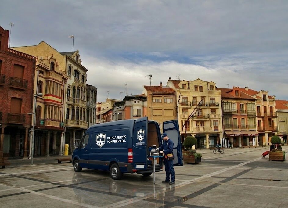 cerrajero 24h en la bañeza abriendo puerta