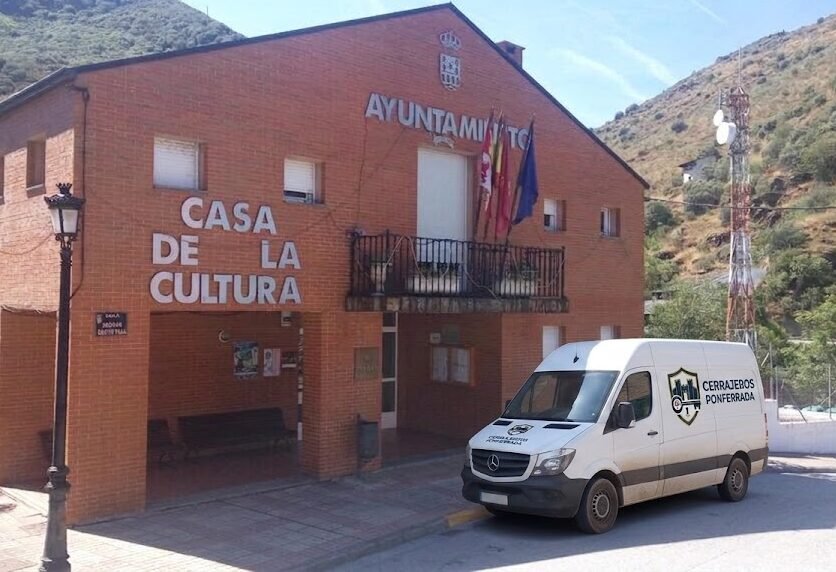 cerrajero de urgencia abriendo cerradura en Puente de Domingo Flórez